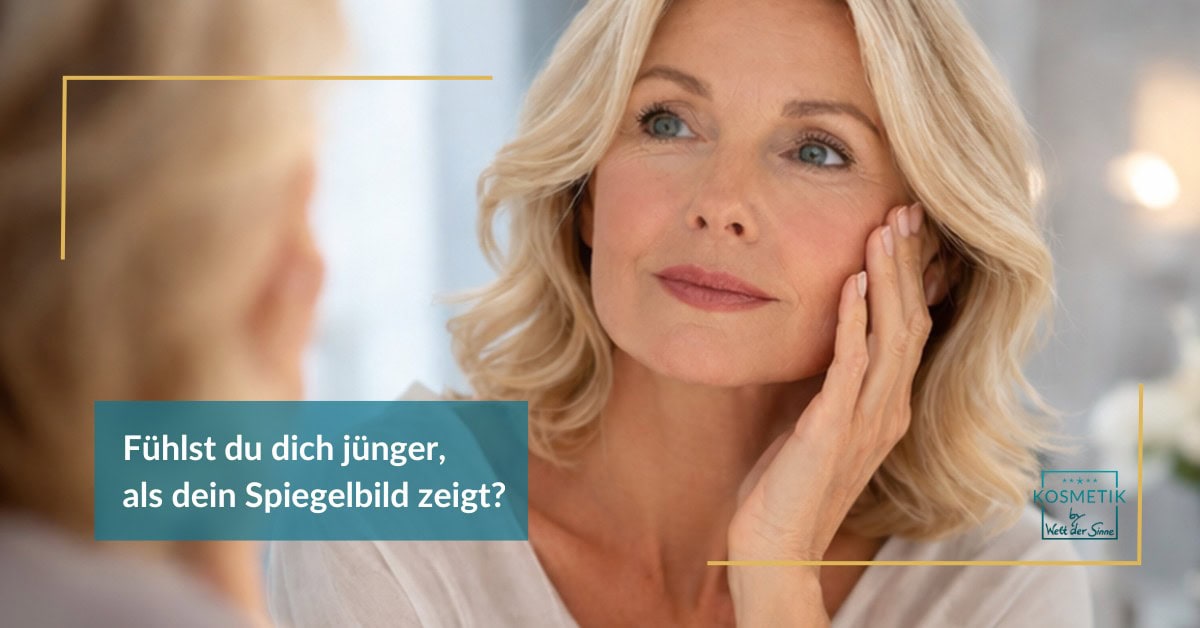 Frau ab 50 schaut in den Spiegel und betrachtet ihr Gesicht im Zusammenhang mit Faltenbehandlung und reifer Haut.